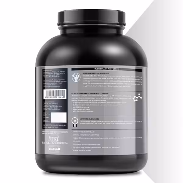 Back label of MuscleBlaze Whey Active detailing 20g protein, 4.4g BCAAs, and 9.4g EAAs per serving for muscle recovery